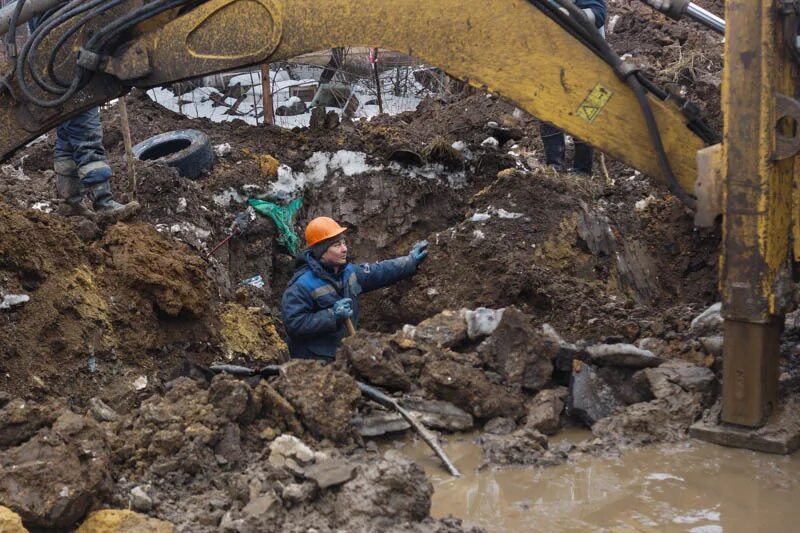 Разработка грунта в отвал экскаваторами "драглайн". Рытье котлована. Земляные работы. Копка котлована экскаватором. Проведение землеройных работ.