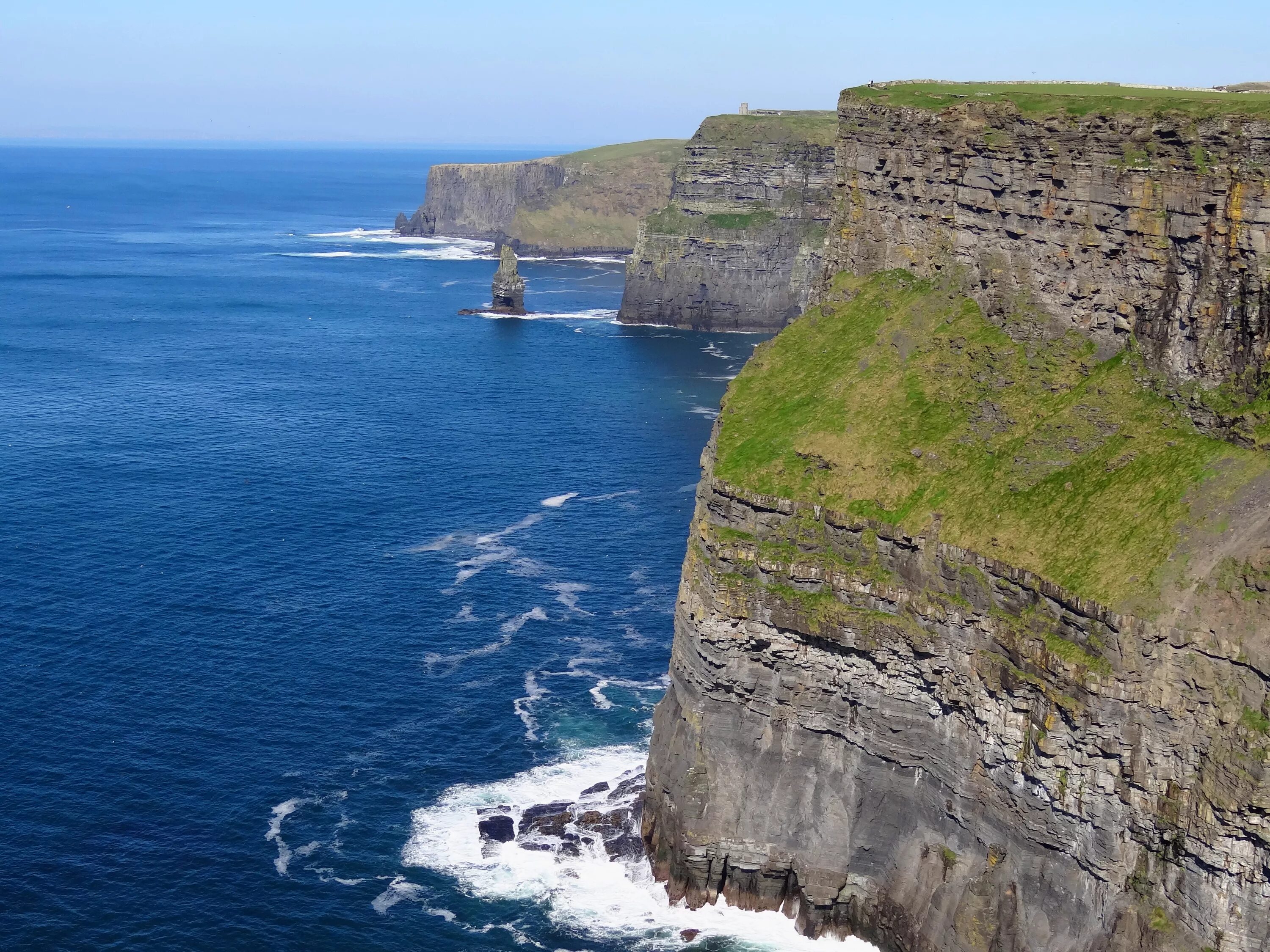 Клиф какого. Скалы мохер, графство Клэр, Ирландия. Скалы мохер Ирландия. Cliffs of Moher Ирландия. Ирландия утесы мохер башня.