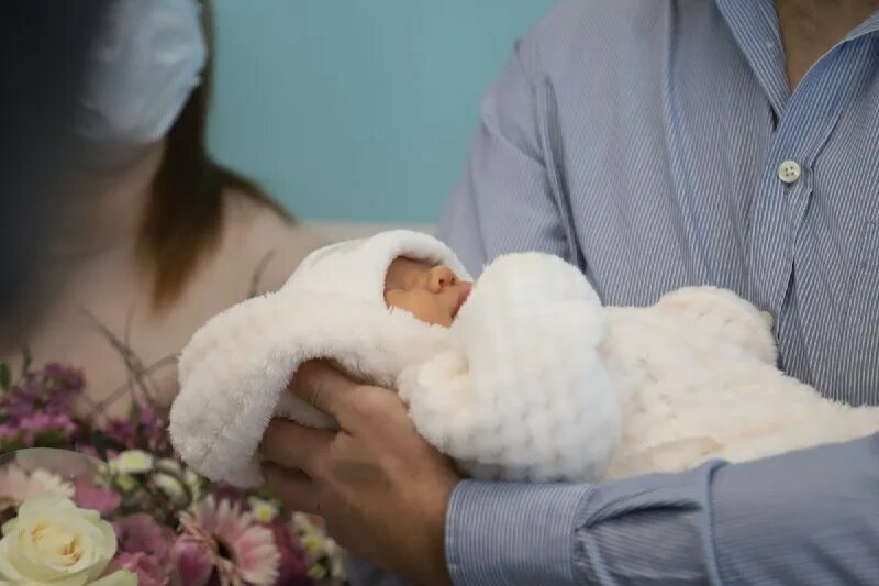 Спасла 8 детей. Девочка россия. Хозяйка спасала свою собаку. Кот и щенок проснулись. Спасла 8 детей.