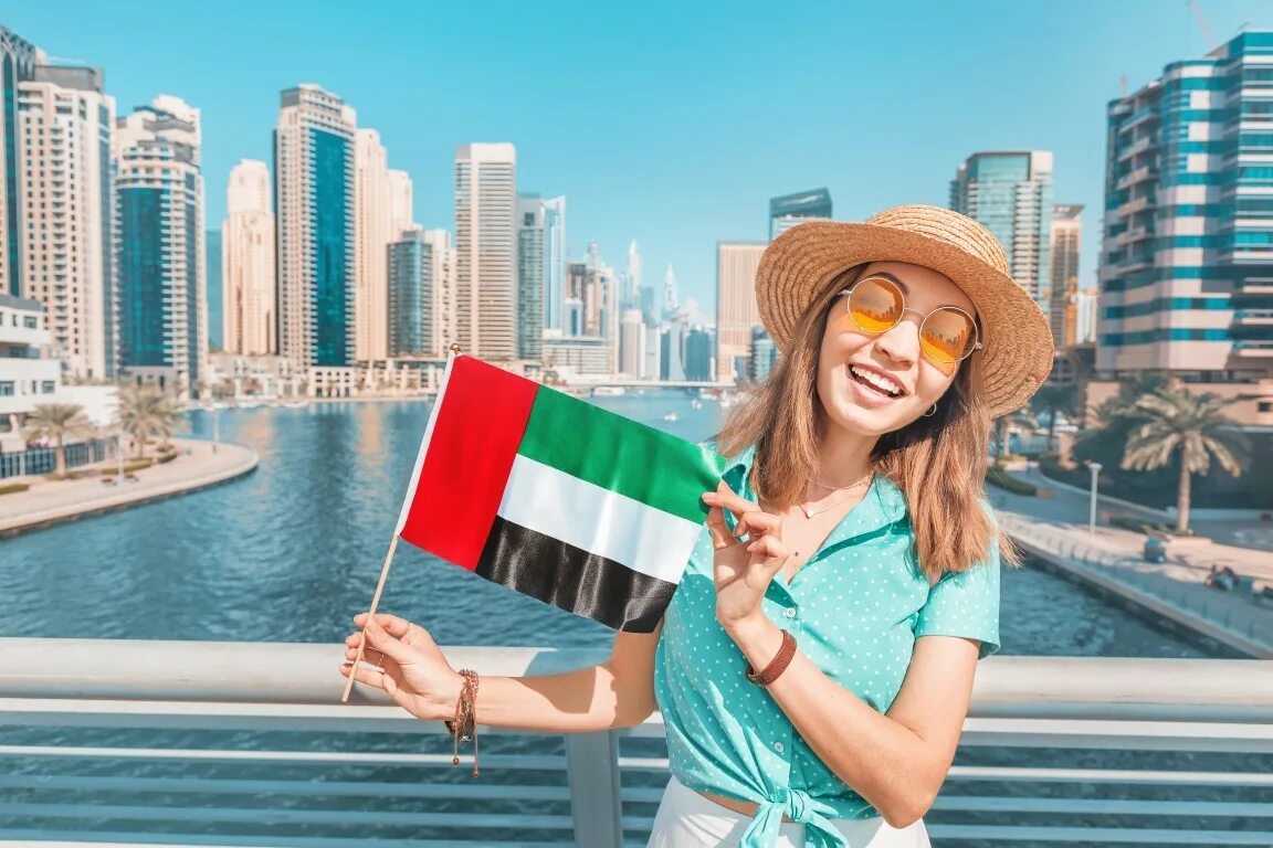 Население дубая 2024. ЭКСПАТЫ В Дубае. Арабские эмираты женщины. Туристки в ОАЭ. Турист с флагом ОАЭ.
