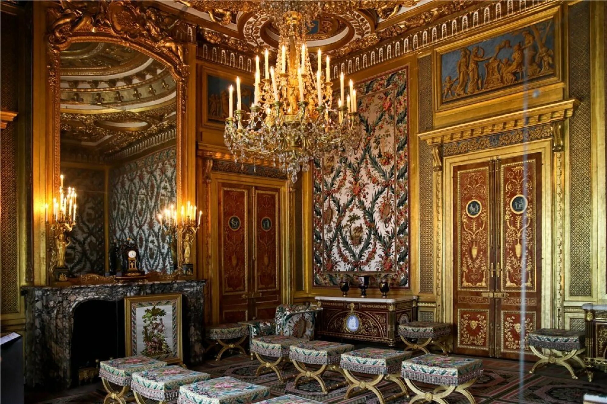 Ампир дворец Фонтенбло. Версальский дворец спальня короля. Спальня императора, дворец Фонтенбло. Версальский дворец рококо. Версаль интерьер