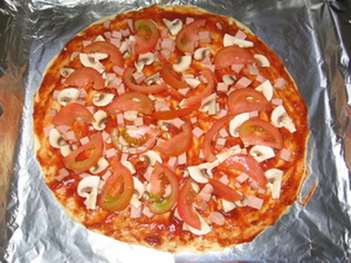 Начинка для пиццы колбаса помидоры. Начинка для пиццы с колбасой. Пицца с колбасой и сыром нарезанная. Пицца с порезанной колбасой и сыром. Порезать начинку для пиццы.