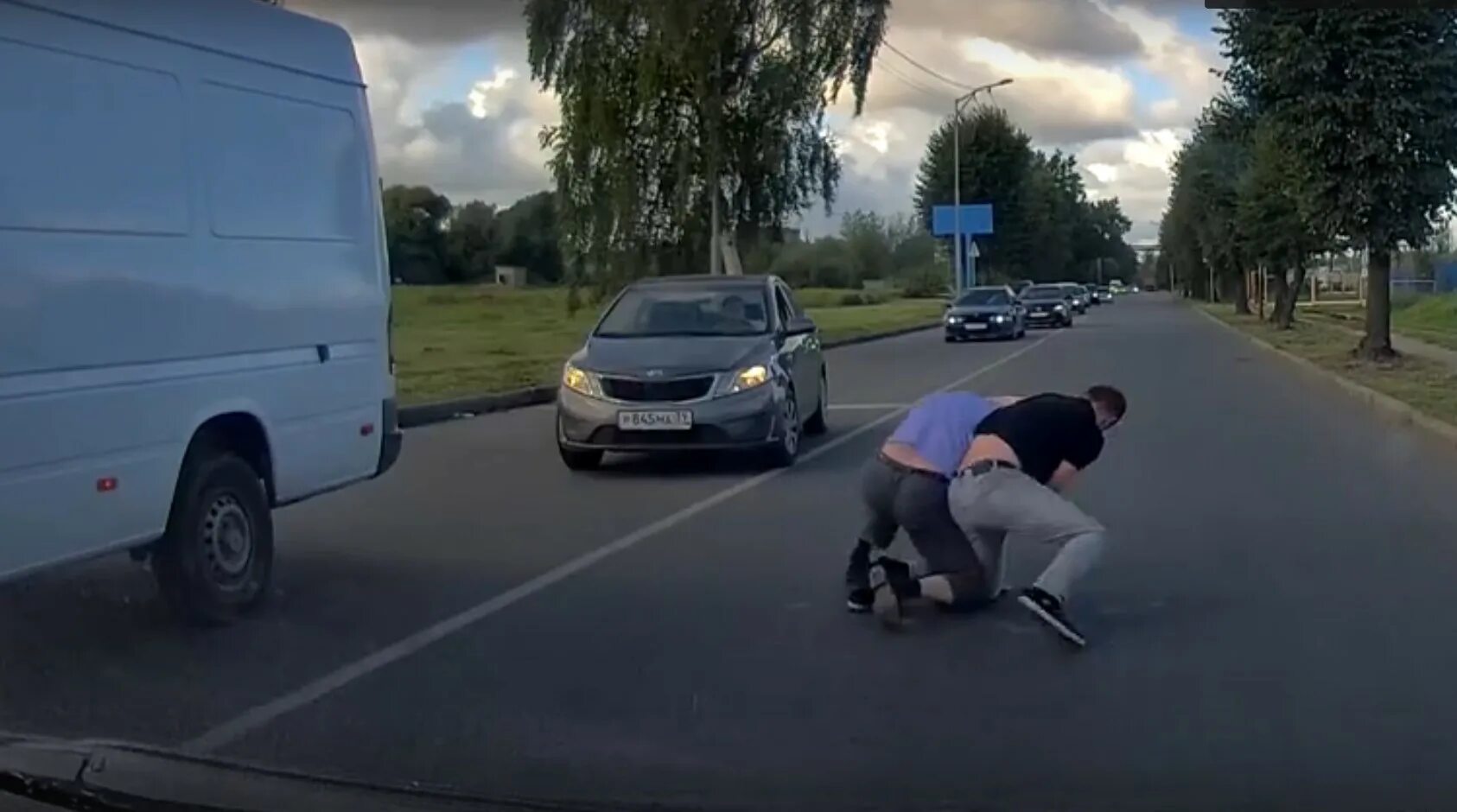 русские драки на дороге. драки на дорогах видео. драки на дорогах видео. драки на дорогах видео. драка водителей на дороге.