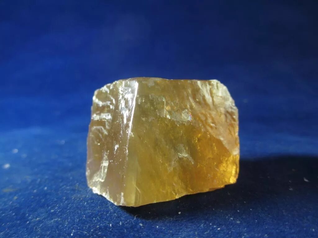 Кальцит магические свойства. Жёлтый кальцит минерал. Кальцит камень. Оранжевый кальцит камень. Желтый кальцит камень.