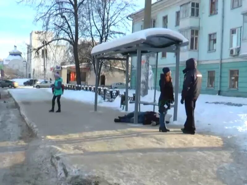 Мужчина умер на остановке. Люди на остановке Вологда. Снег в Казани на остановках. В Казани на остановке лежал мужчина.