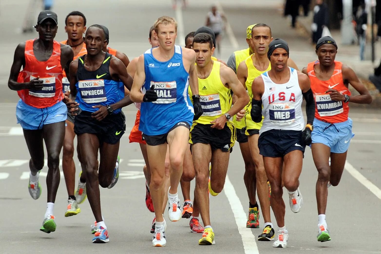 Эллисон Браун марафонец. Бег на длинные дистанции (5000 м, 10000 м, 42195 м). Легкая атлетика марафонский бег. Стайерский бег в легкой атлетике.