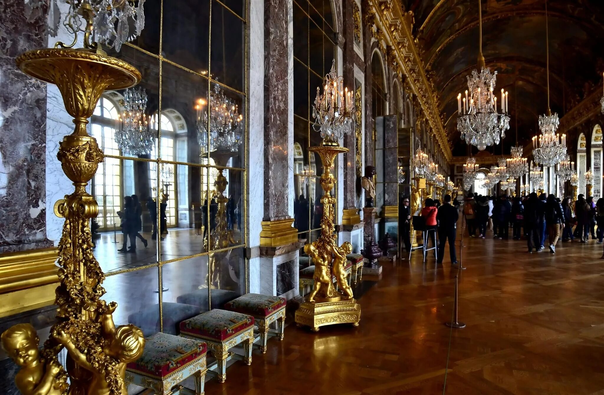 Дворец Версаль зеркальная галерея. Версаль Франция зеркальная галерея. Зеркальный зал Версальского дворца. Версальский дворец внутри зеркальная галерея.