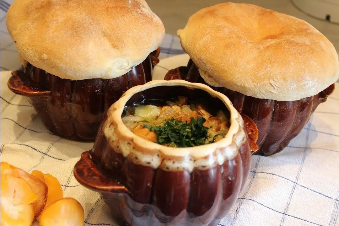 Блюда в глиняных горшочках. В горшочке в микроволновке. Жаркое в горшочках из теста. Мясо в горшочках. Рецепт горшочки в духовке видео.