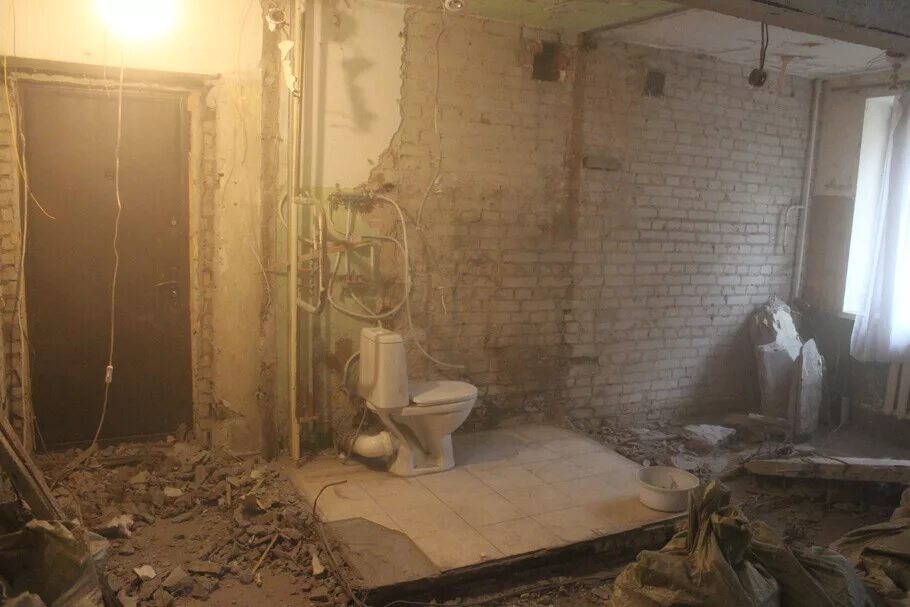 Сантехкабины в ii-68. Сантехническая кабина в панельном доме. Демонтаж сантехкабины 600. П44т демонтаж сантехнической кабины. П 44 демонтаж сантехкабины.