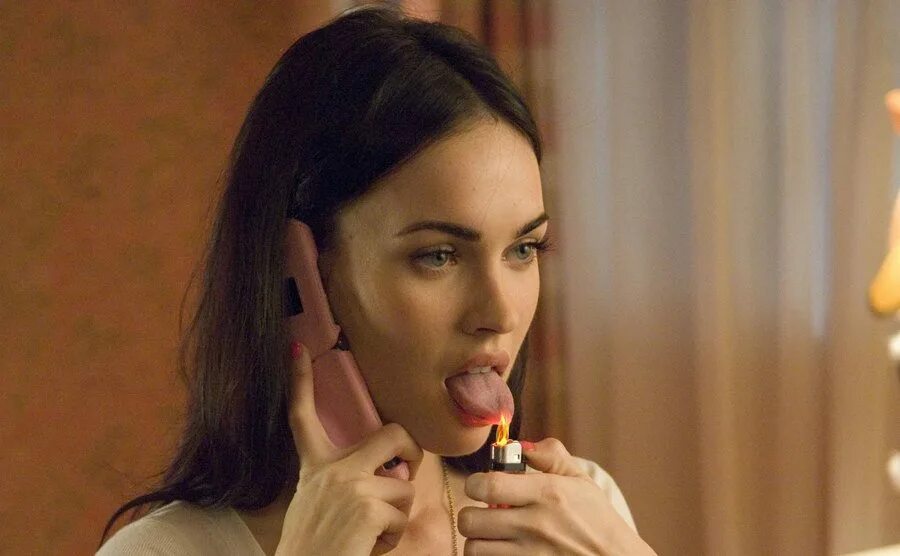 Тело дженнифер (2009). Тело дженнифер 2009 постер. Огонь изо рта. Меган фокс тело дженнифер с зажигалкой. Зажечь язык.