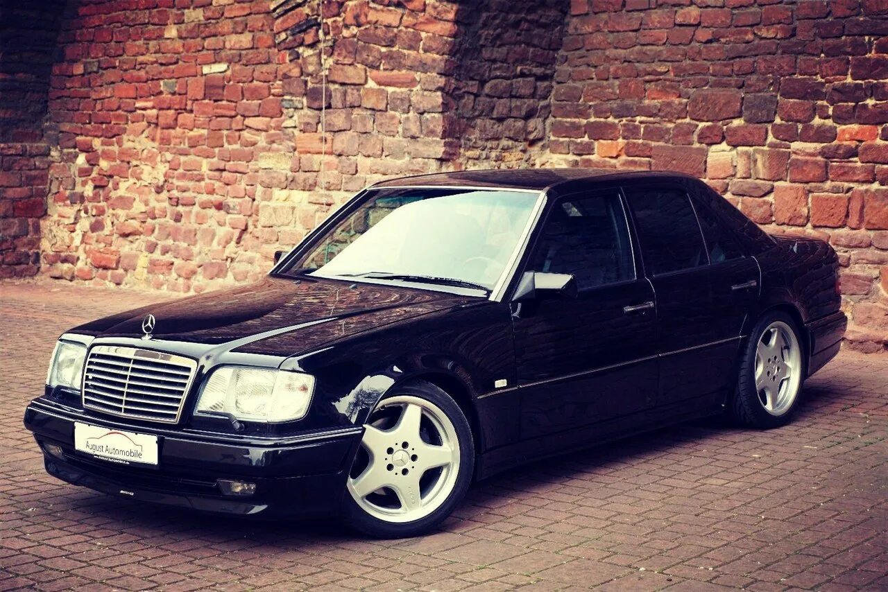 Про мерсе. Mercedes w124. Мерседес w124 AMG. Mercedes w124 черный. Мерседес Бенц 124.