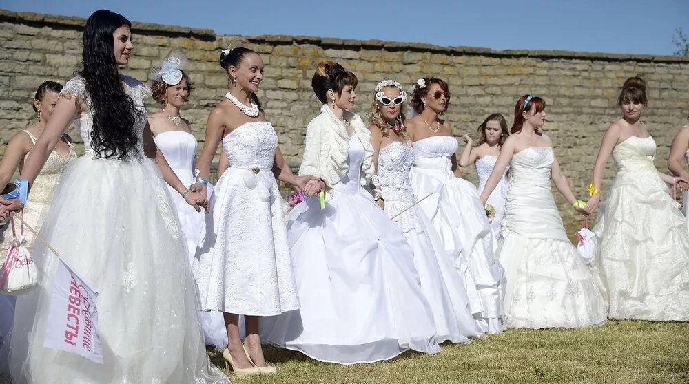 Космополитан сбежавшие невесты. Красивые свадебные платья. Невесты 2014. Невеста убегает. Невеста убегает.