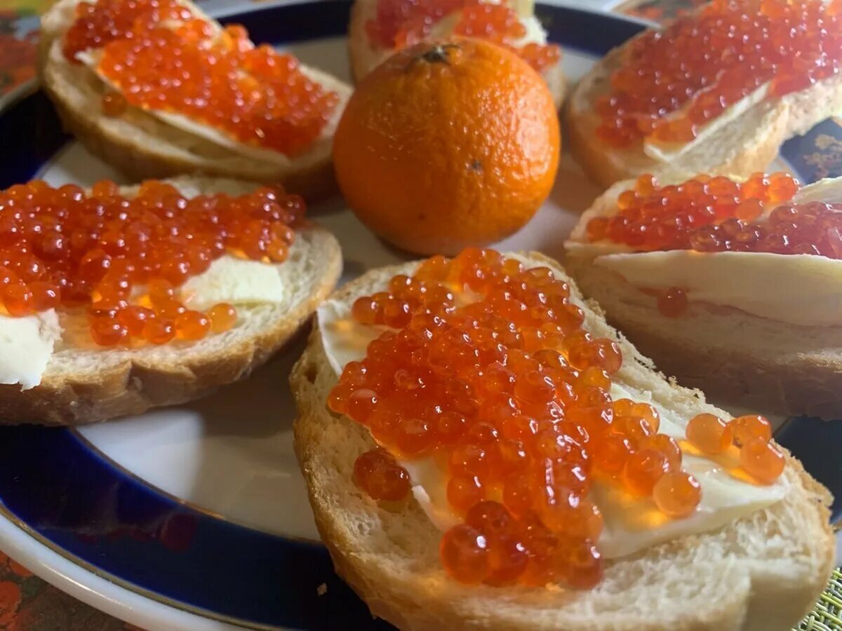 Как вкусно сделать бутерброды с икрой. Канапе с икрой и севрюгой. украшение бутербродов с икрой. красивые бутерброды с красной икрой. бутерброды с красной икрой на праздничный.