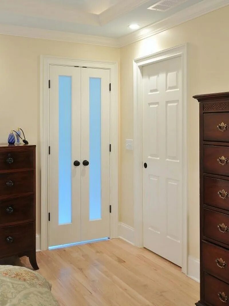 Двери межкомнатные в ванную и туалет. Дверь в комнату. Двери межкомнатные светлые. Разные двери в интерьере. Межкомнатные двери в интерьере.