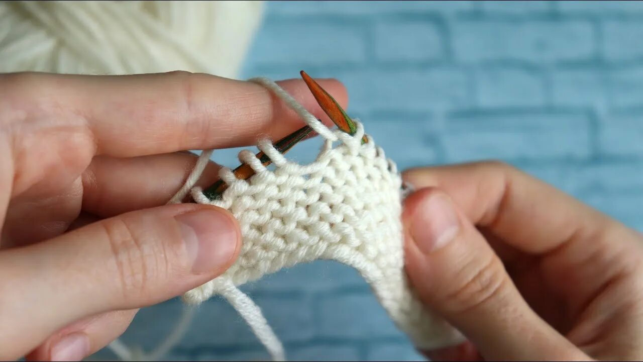 Две лицевые скрещенные петли. Две петли скрещенные. Лицевая скрещенная петля из поперечной нити. Вязание спицами прибавление петель. Две вместе скрещенной.