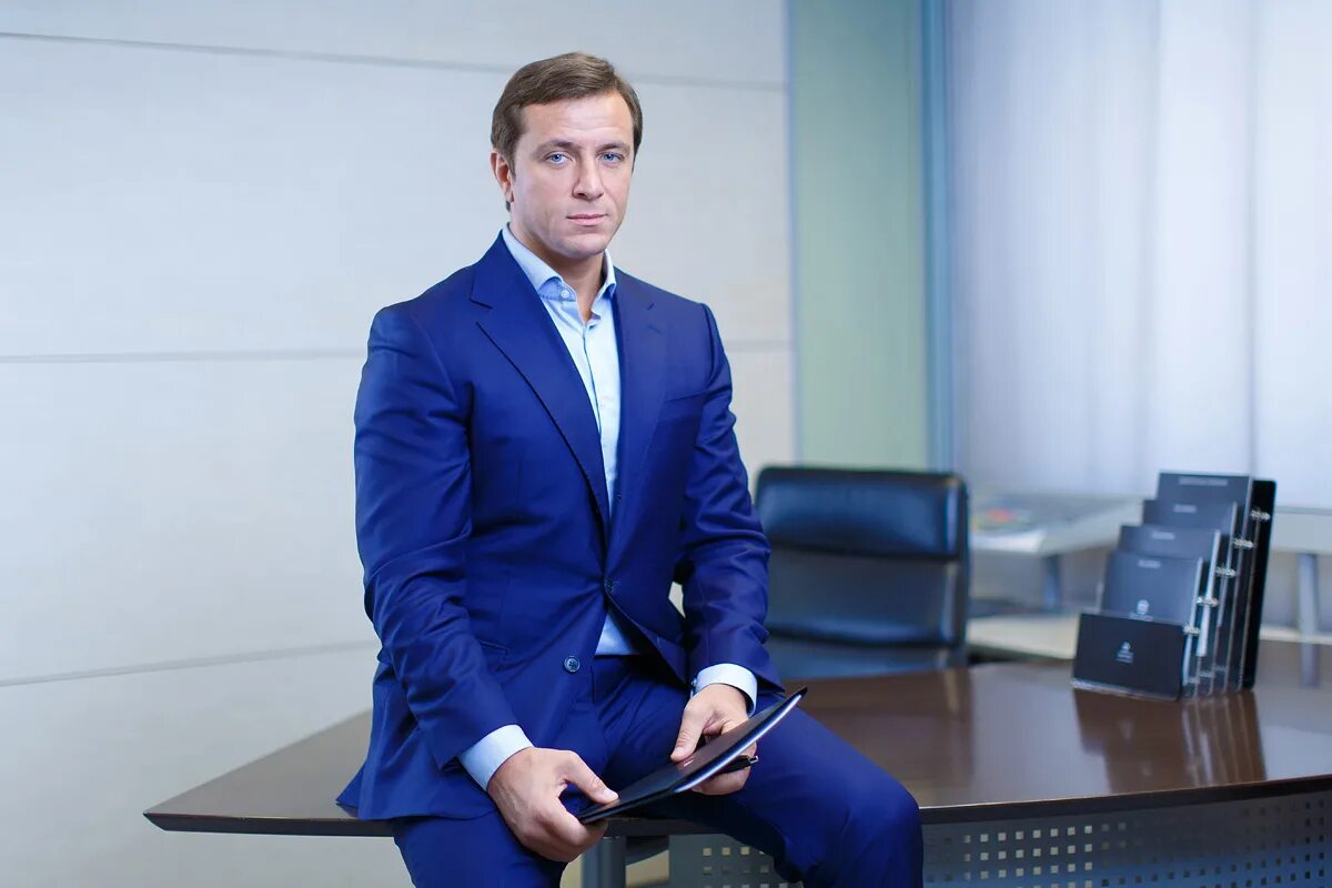 Топ менеджмент банку. Топ менеджмент банку. Топ менеджеры альфа банка. Оливер хьюз тинькофф. Топ менеджмент банку.