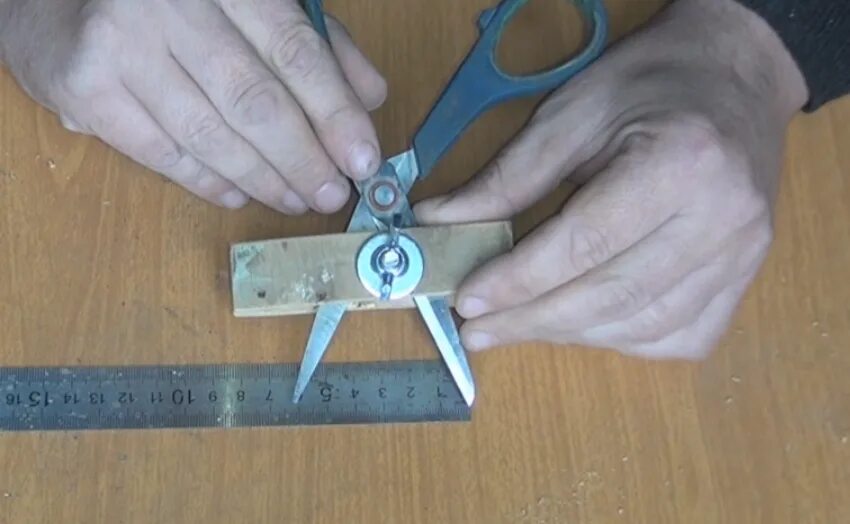 Циркуль из подручных. Циркуль. самодельный слесарный циркуль. циркуль из подручных материалов. циркуль разметочный по дереву.