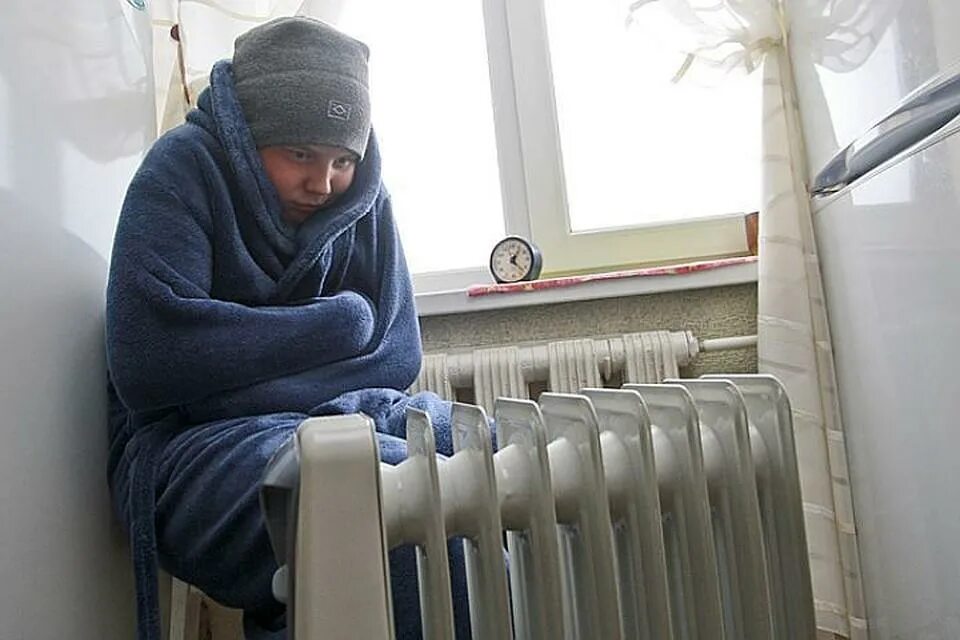 Живу в холодном доме. Холодные батареи. Холод в квартире. Холодно в квартире. Холодно дома.