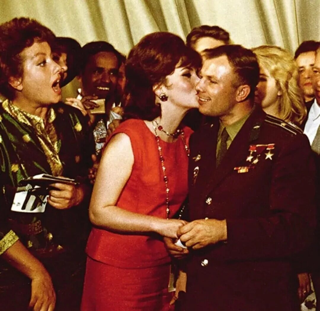 Гагарин и джина лоллобриджида. Джина Лоллобриджида и Гагарин. Джина Лоллобриджида целует Юрия Гагарина. Джина Лоллобриджида целует Юрия Гагарина, 1961 г.