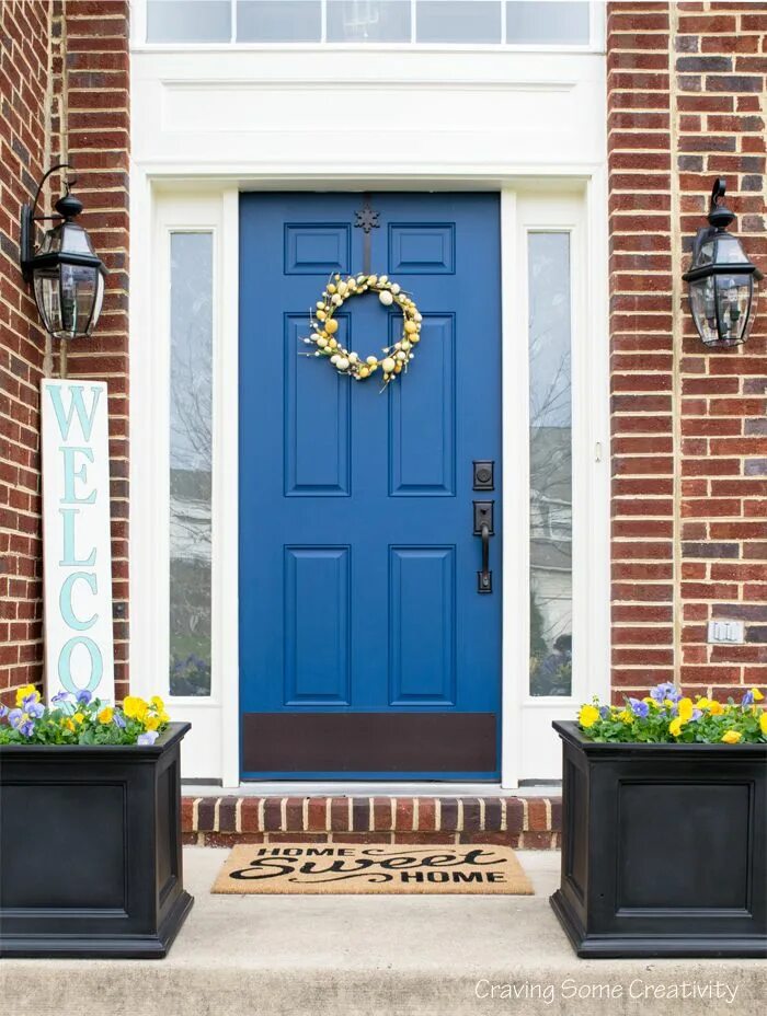 Синяя дверь. Синяя входная дверь. Синяя входная дверь в дом. Синяя дверь в доме. Входная дверь в кирпичном доме.