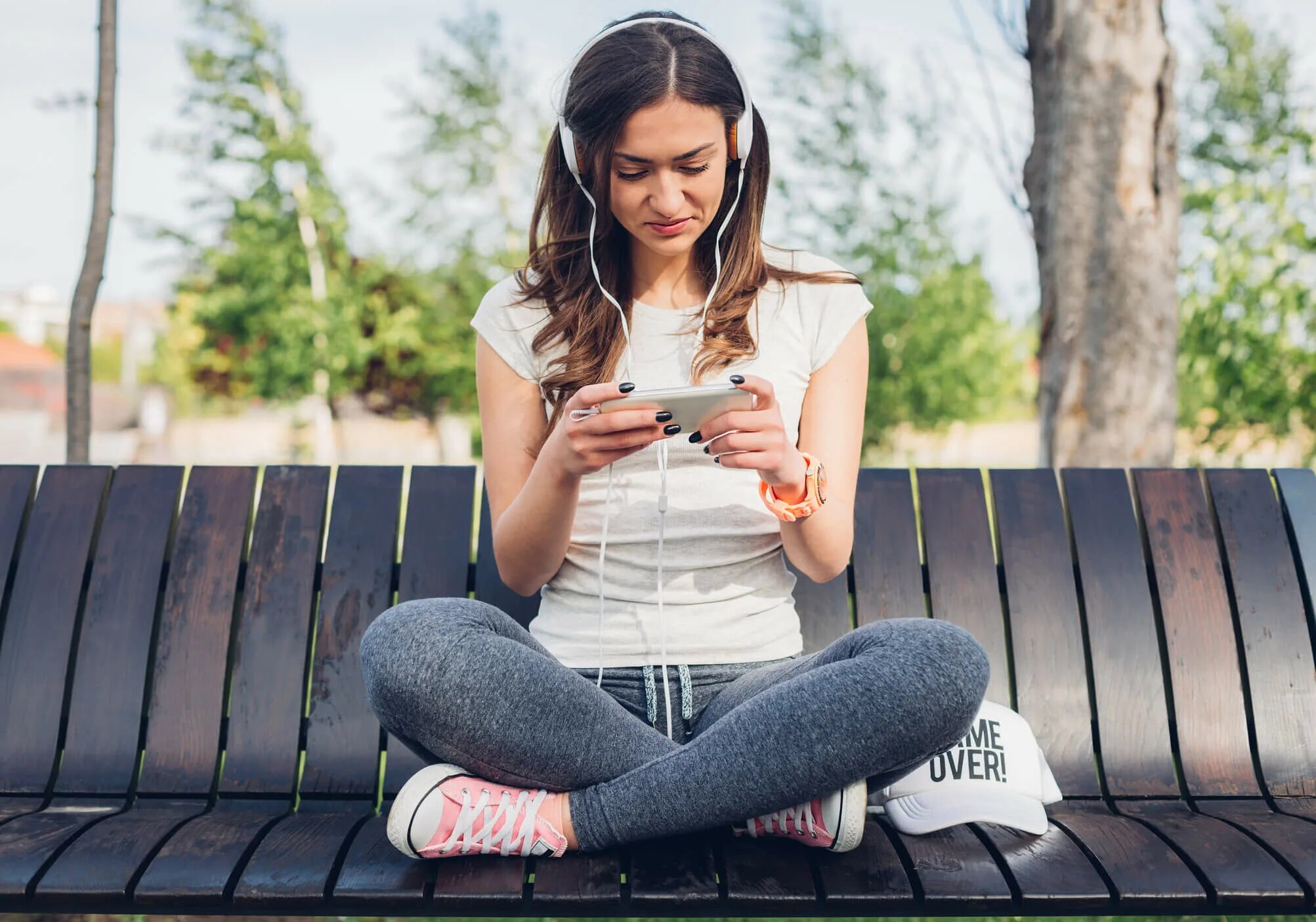 Using mobile phones. Kikovic woman. Липчанка в телефоне сидит. Girls-sitting-on-Bench kikovic. Smiling-teenage-girl-Walking-on kikovic.