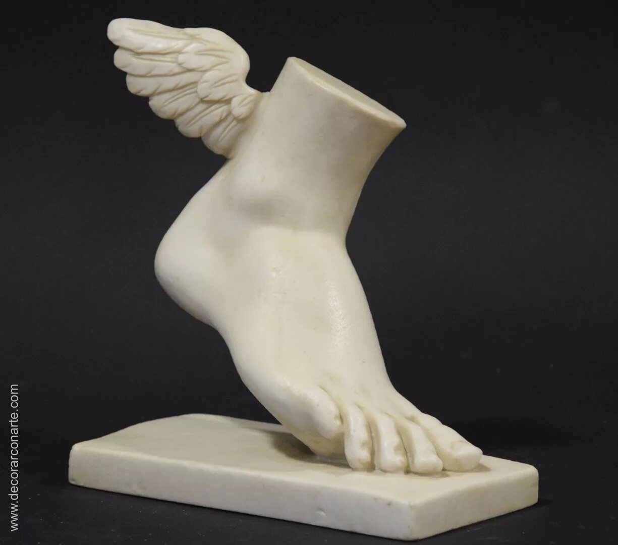 Крылатые ноги. Гермес статуя. Скульптура ноги. Крылатая нога Гермеса скульптура. Стопа Гермеса статуэтка.