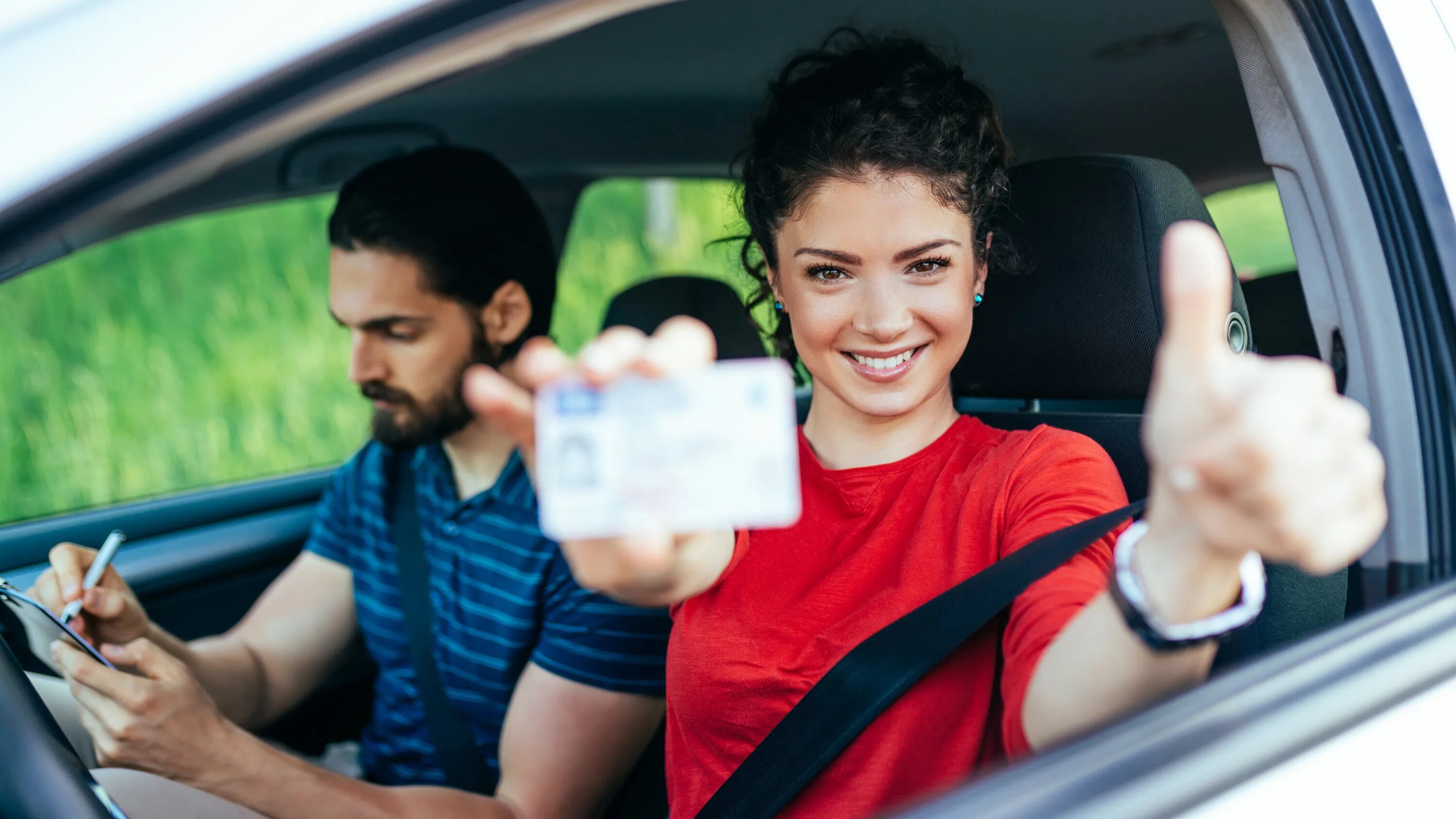 This drivers can. Уроки вождения. Человек с водительскими правами. Картинки с водительскими правами. Вождение в городе.