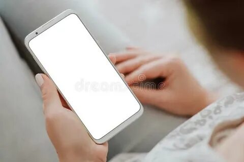 Держит телефон вертикально
