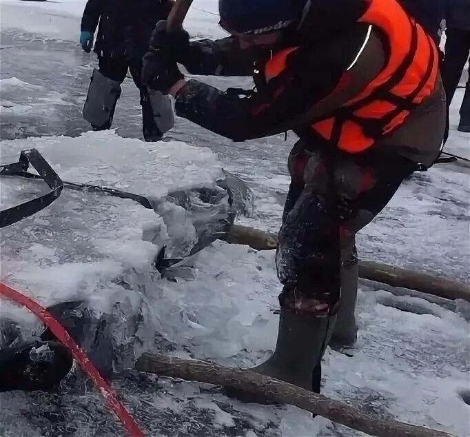 Где добывают лед. Рыбак провалился под лед. провалился под лед и вмерз.