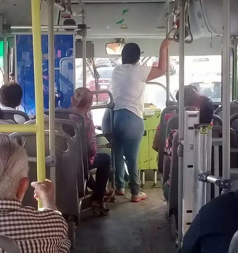 Человек держится за поручень в автобусе. Бабы в общественном транспорте. Фотосессия в автобусе.