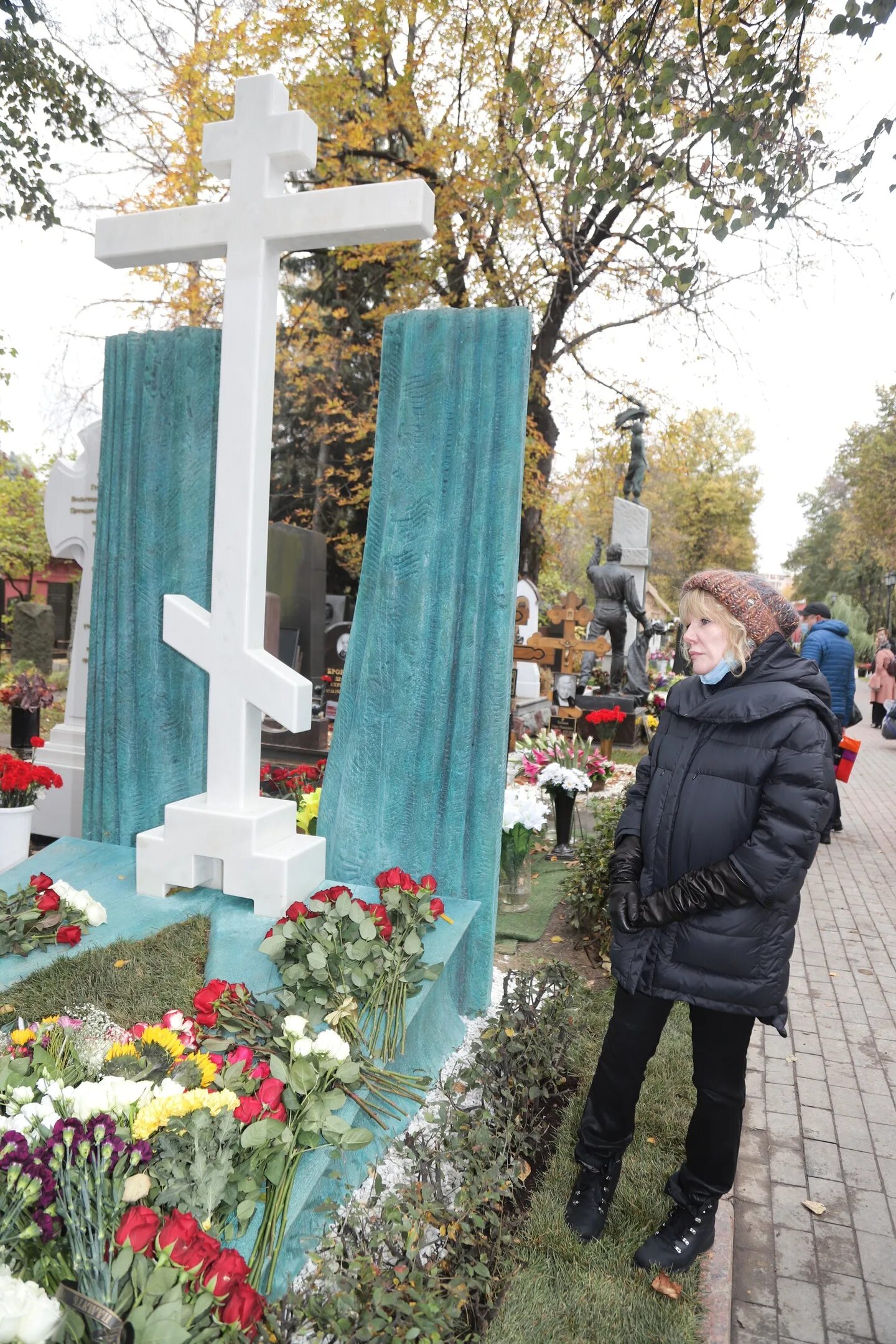 Памятник марку Захарову на Новодевичьем. Могила марка Захарова на Новодевичьем кладбище. Памятник на могиле марка Захарова. Могила марка Захарова.