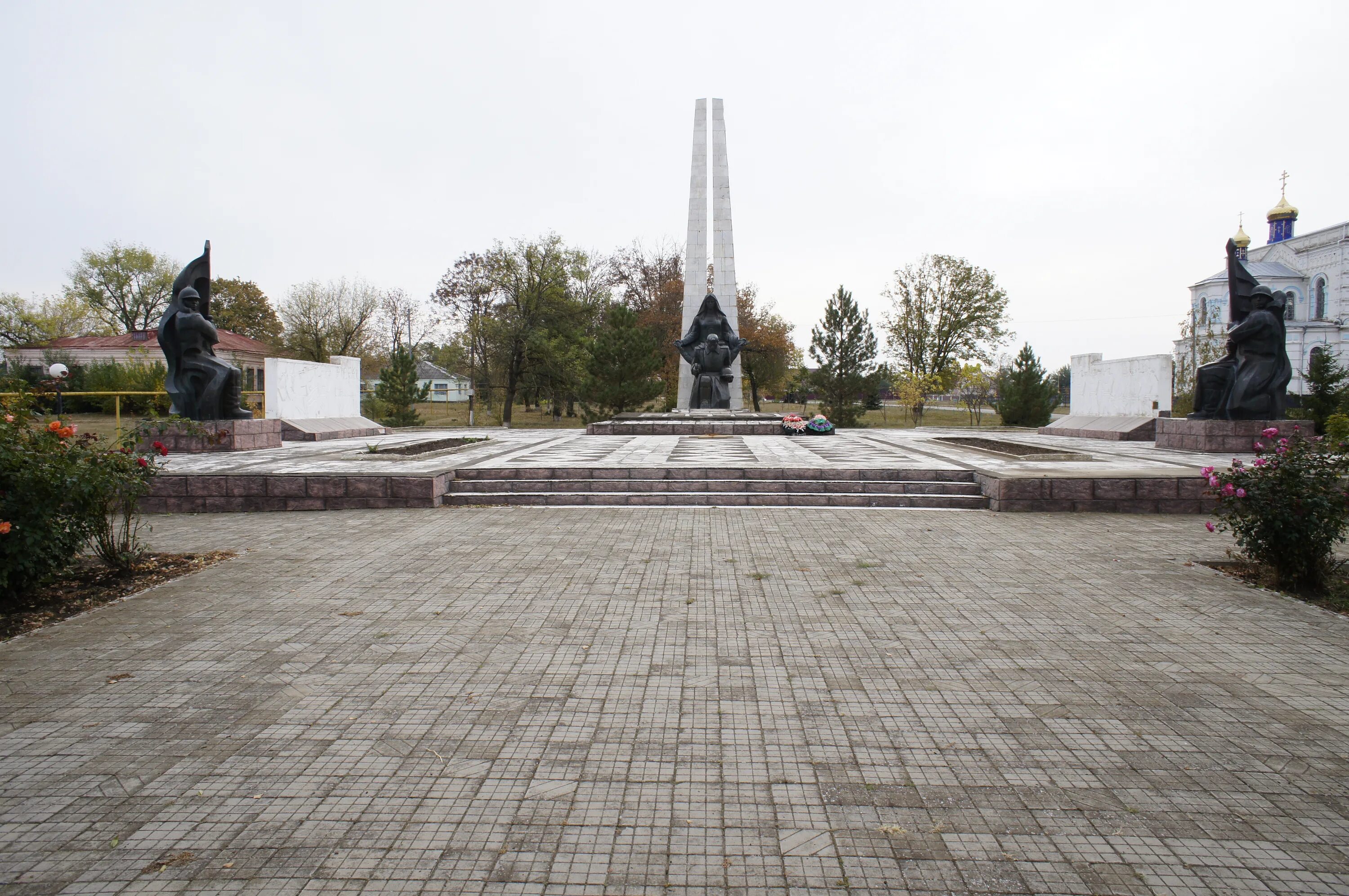 В борьбе с фашистскими захватчиками. Братская могила 554 советским воинам Луганск. Цветы на братской могиле советских воинов Луганск. Памятник советским воинам, Кедайняй, Литва. Братская могила 17 советских воинов, погибших в боях с фашистск.