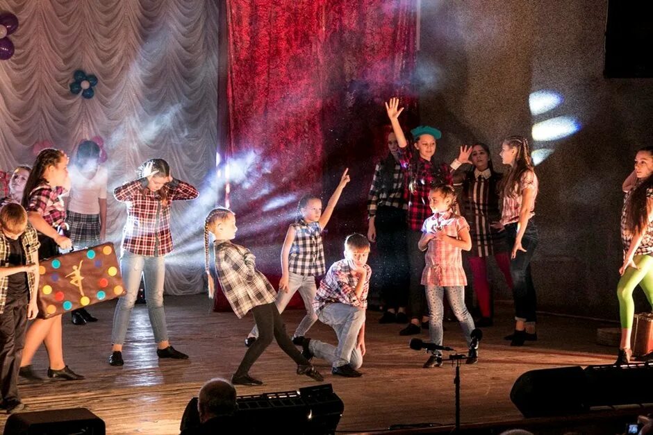 название отчетного концерта. танцы сценарий. утренник на 8 марта, танец девочек. афиша отчетного концерта творческих коллективов. детский отчетный концерт сценарий.