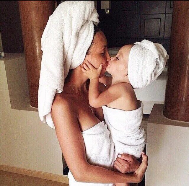 Полотенце дочке. Брюнетка с ребенком. Мама с дочкой в полотенцах. Фотосессия мама и дочка в полотенце. Фотосессия ребенка в полотенце.