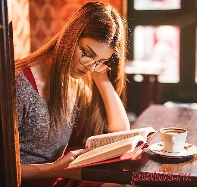 Девушка читает книгу. Женщина с книжкой. Люди пьют кофе и читают книги. Счастливые люди пьют кофе и читают книги. Чтение в кофейне.