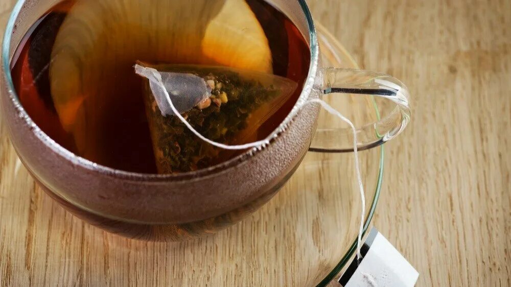 Заварка в пакетиках. Чай в пакетиках. Кружка чая с пакетиком. Чай в пакетиках заваривается. Чашка с чайным пакетиком.