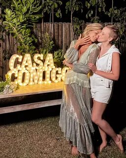 Vitória Strada mostra pedido de casamento de Marcella Rica; veja vídeo.