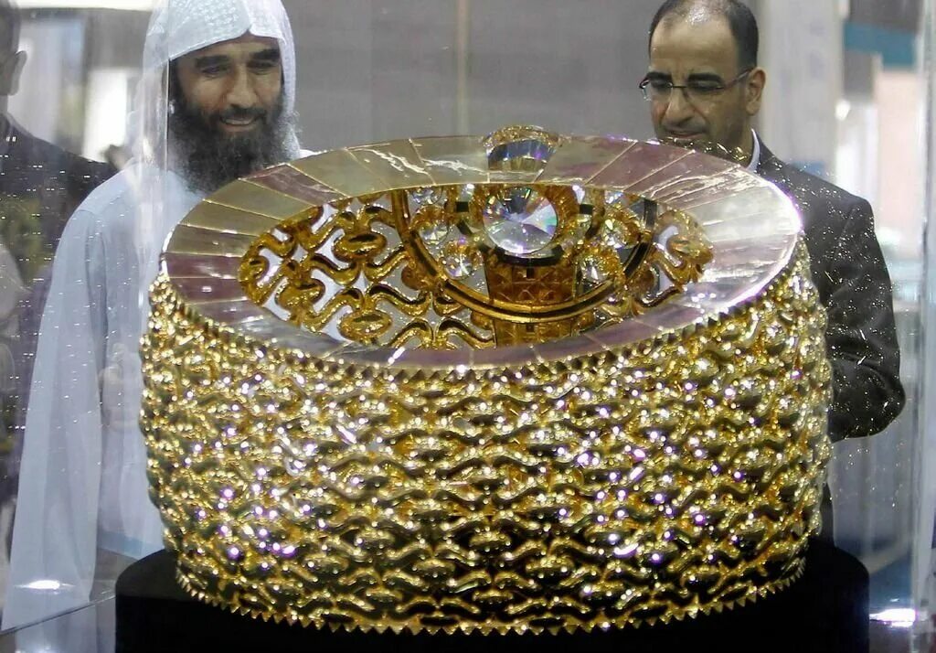 Самые дорогие рекорды. Золотой рынок в Дубае самое большое кольцо. Najmat Taiba кольцо. Самое большое кольцо в мире. Украшения Саудовской Аравии ювелирные.