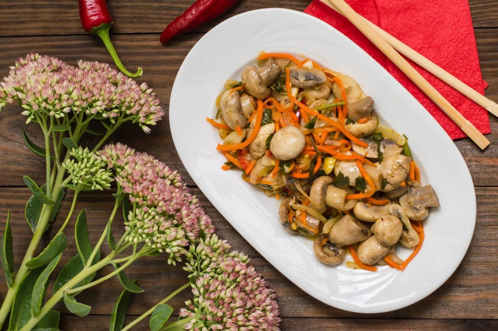 Шампиньоны с морковкой и луком маринад. Маринованные грибы с луком и морковью. Шампиньоны маринованные с морковью и луком. Маринованные грибы с морковью по-корейски. Шампиньоны маринованные по быстрому с морковью.