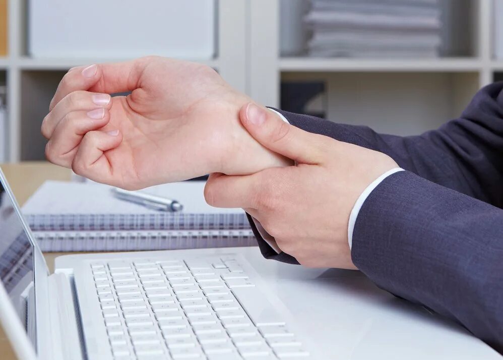 Man hand. Hand center. Svalka секонд хенд москва. Health care centre. Рука доктора и пациента.