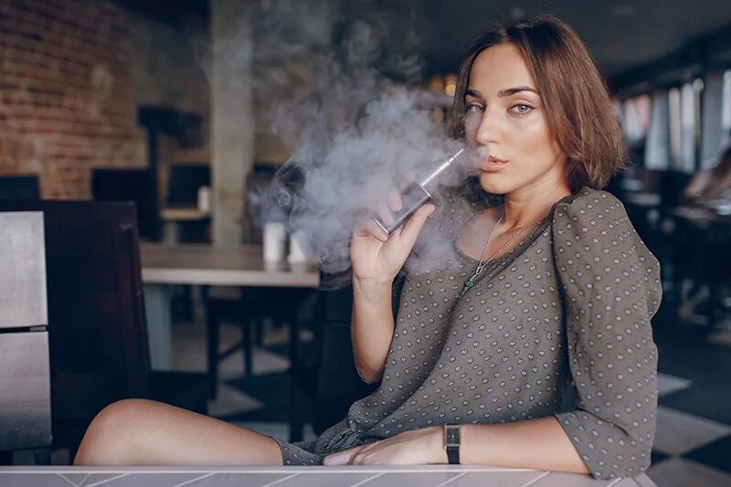 Включи tv girl cigarettes. Девочка с с электронной сигаретой джой. Анастасия панкова smoking cigarettes. Включи tv girl cigarettes. Эмма уотсон с сигаретой.