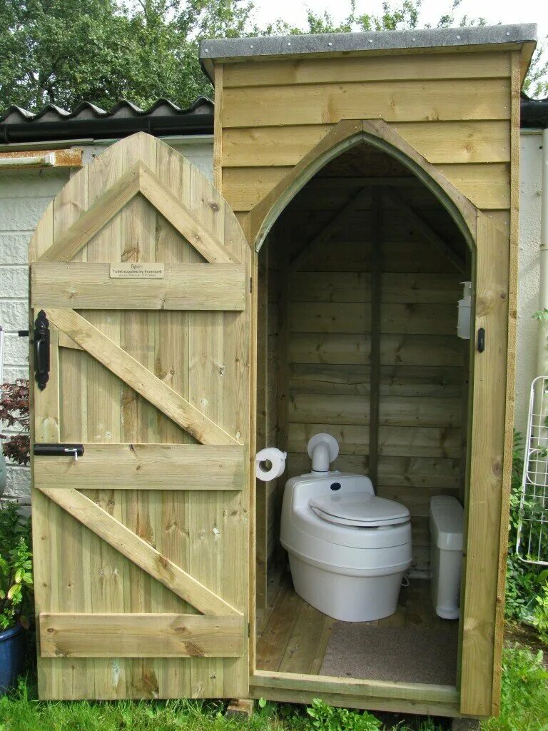 Какой лучше дачный туалет. Уличный туалет для дачи. Туалет уличный деревянный. Удобный туалет на даче. Отделка дачного туалета.