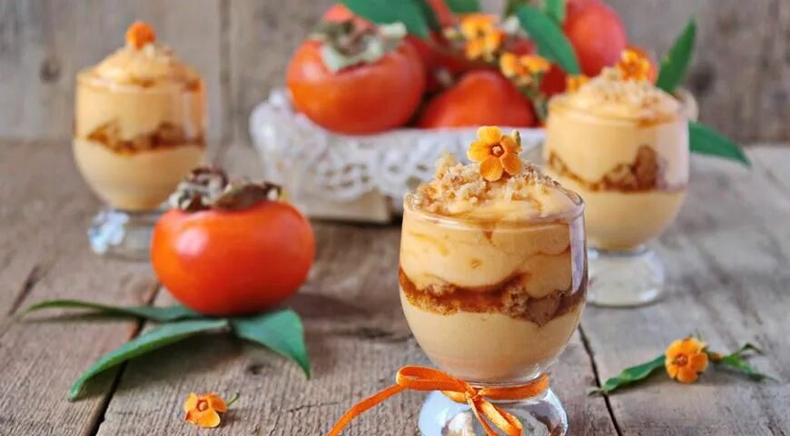 Десерт с хурмой и творогом. Десерты из хурмы рецепты. Десерт из хурмы. Желе из хурмы. Мусс с хурмой.