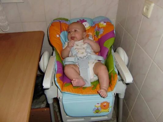 Присаживать в стульчик. Присаживание ребенка. Присаживание ребенка в 5 месяцев. Во сколько месяцев можно сажать ребенка мальчика.