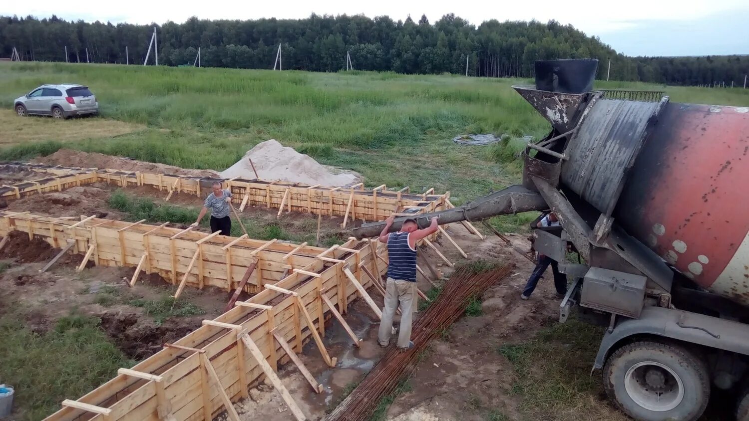 Разгрузка бетона. Заливка опалубки миксером. Бетонирование фундаментов с миксера. Заливка опалубки миксером. Миксер бетон на фундамент.