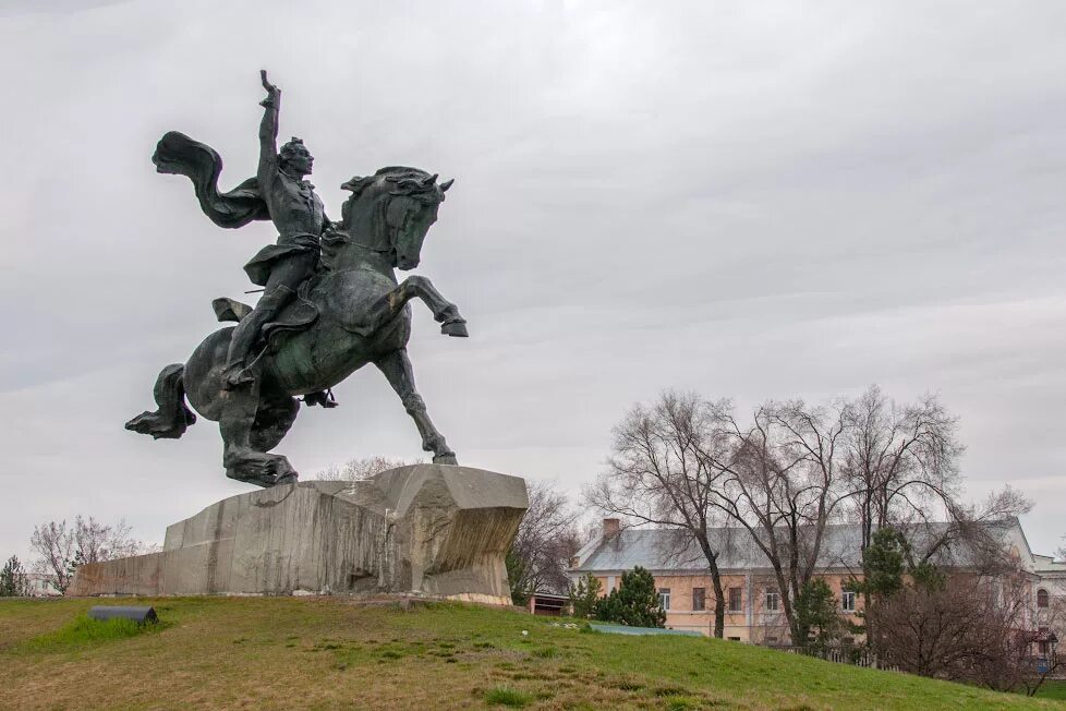 Парк екатерины в тирасполе. Памятники в городе тирасполь. Тирасполь парк суворову. Памятники тирасполя. Приднестровье центр тирасполя.