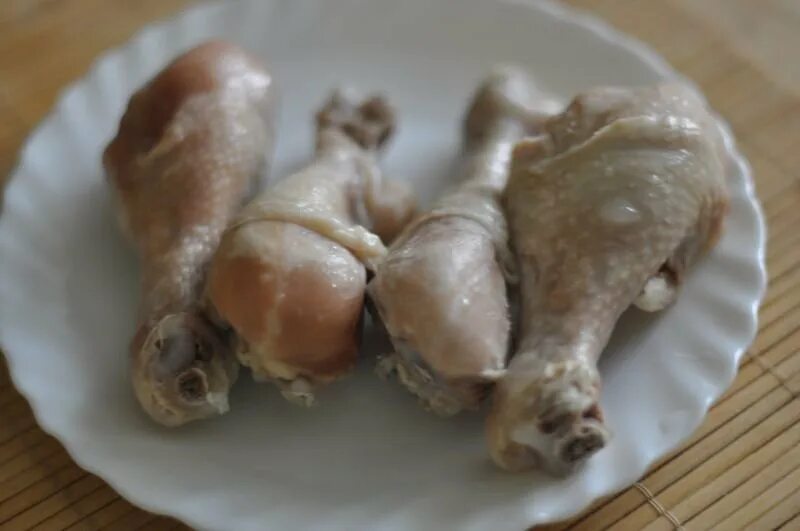 Сколько по времени варить голени. Вареные куриные ножки. Куриная голень вареная. Голень куриная отварная. Отварная голень курицы.