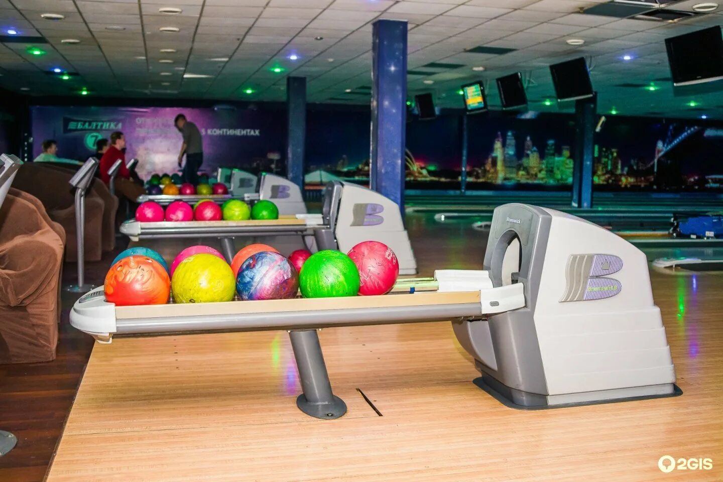 Эмоджи холл боулинг. Новые горки королев боулинг. Эмоджи холл боулинг. Эмоджи холл боулинг. Холл боулинга.