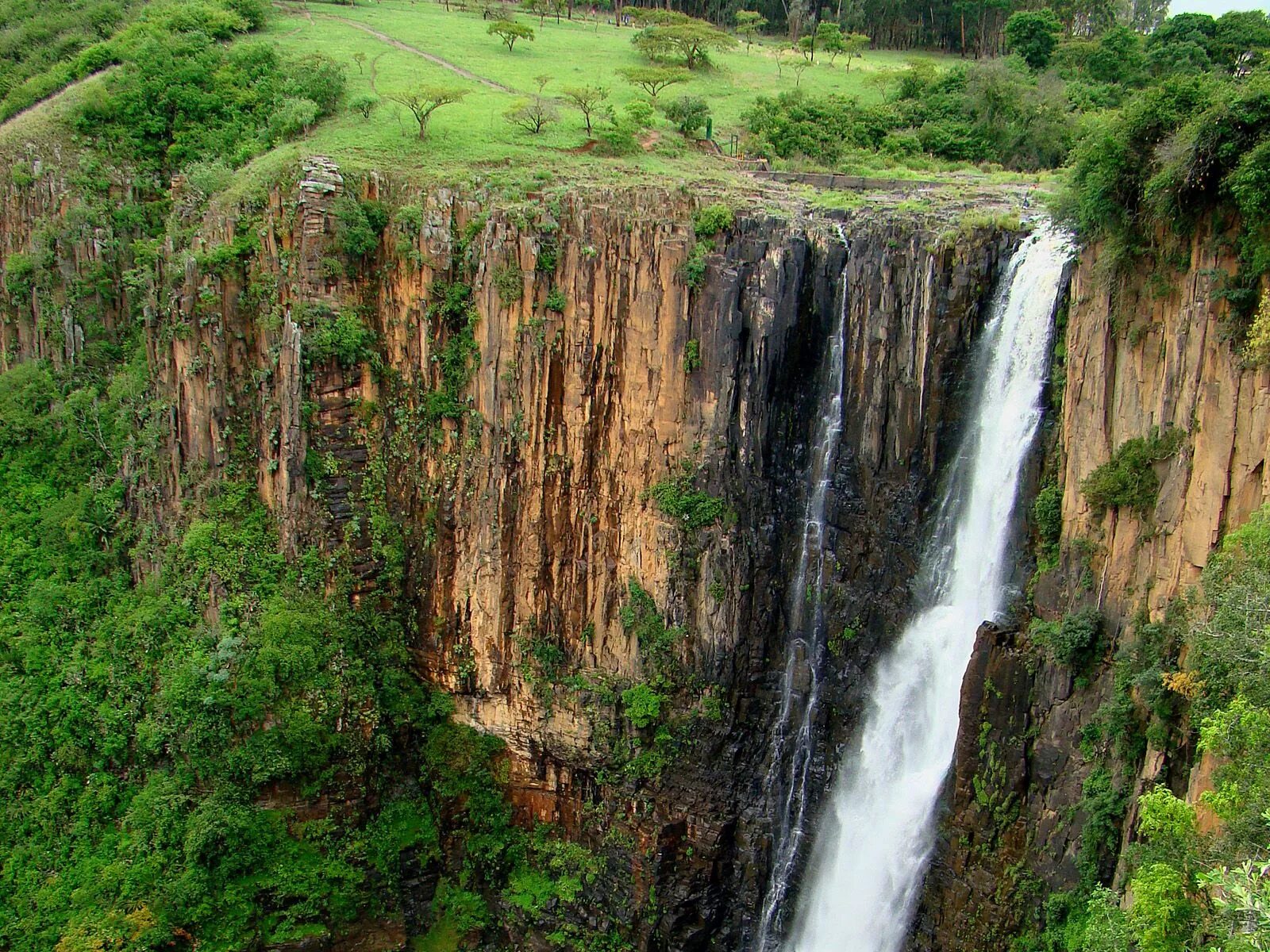 Самый высокий водопад в северной африке. Водопад Ховик ЮАР. Водопад Тугела в Африке. Джили Тугела водопад. Тугела ЮАР.