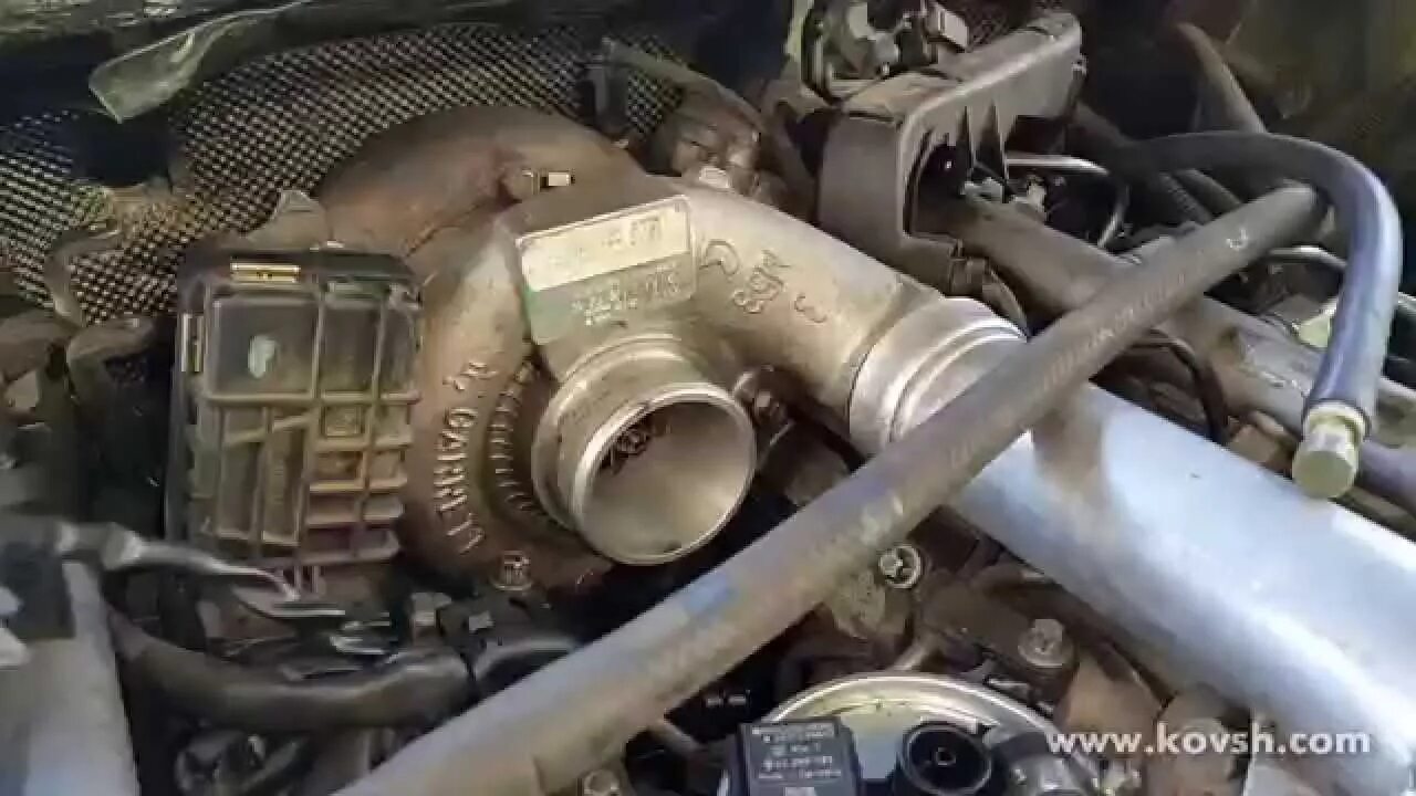 Дым из сапуна двигателя. Дизель поддымливает на холостых. Двигатель 906 Мерседес белый дым. Турбина на выхлопной коллектор Кайрон дизельный двигатель. Черный дым при резком нажатии на газ